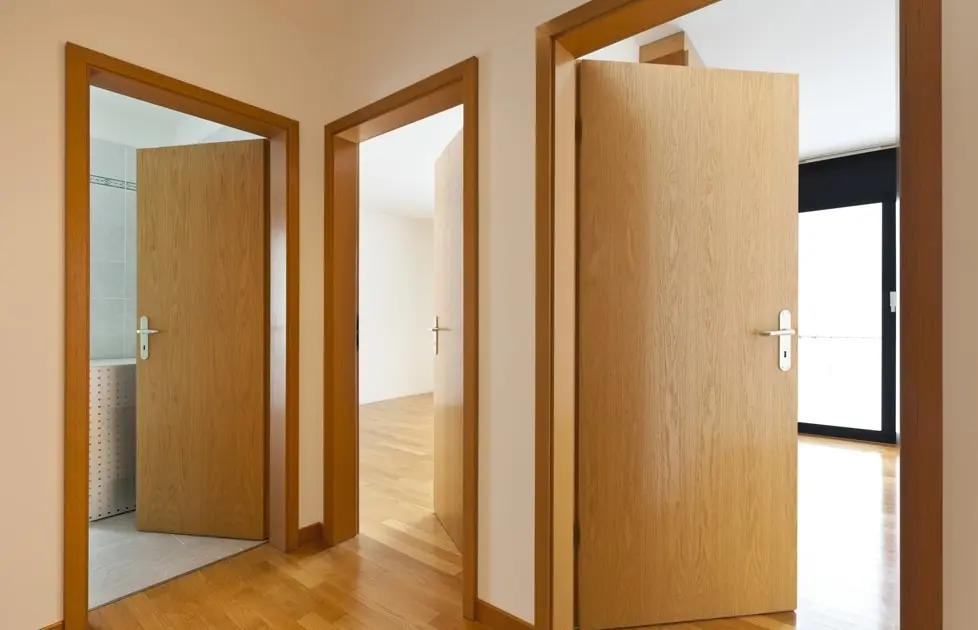 Cửa gỗ Veneer: cốt gỗ công nghiệp bên trong đảm bảo sản phẩm có thể phù hợp với mọi không gian mà không sợ bị cong vênh hay mối mọt.