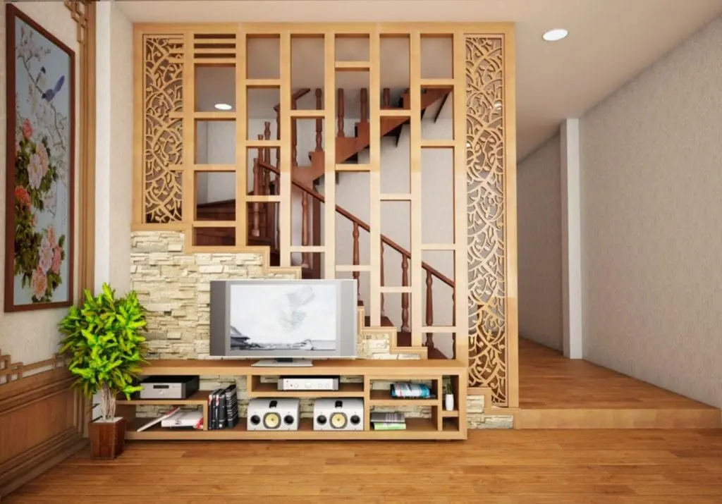 Vách ngăn cầu thang gỗ kết hợp các chi tiết, họa tiết trang trí khá bắt mắt, tích hợp kệ lưu trữ.