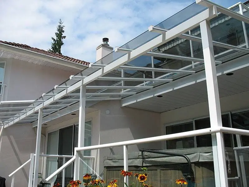 Lợp mái hiên nhà nên sử dụng vật liệu nào? Ưu, nhược điểm và giá thành ra sao?