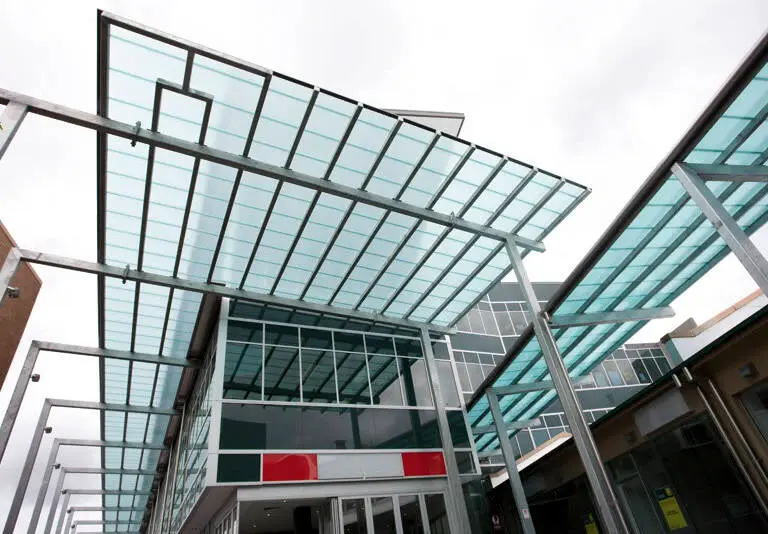 ấm lợp lấy sáng thông minh Polycarbonate là sản phẩm được tạo bởi một chuỗi tổ hợp của polyester có tuyến tính phenol anhydrit cacbonic và axit. Đây cũng là một trong những vật liệu làm mái hiên được các gia chủ ưa thích hiện nay.