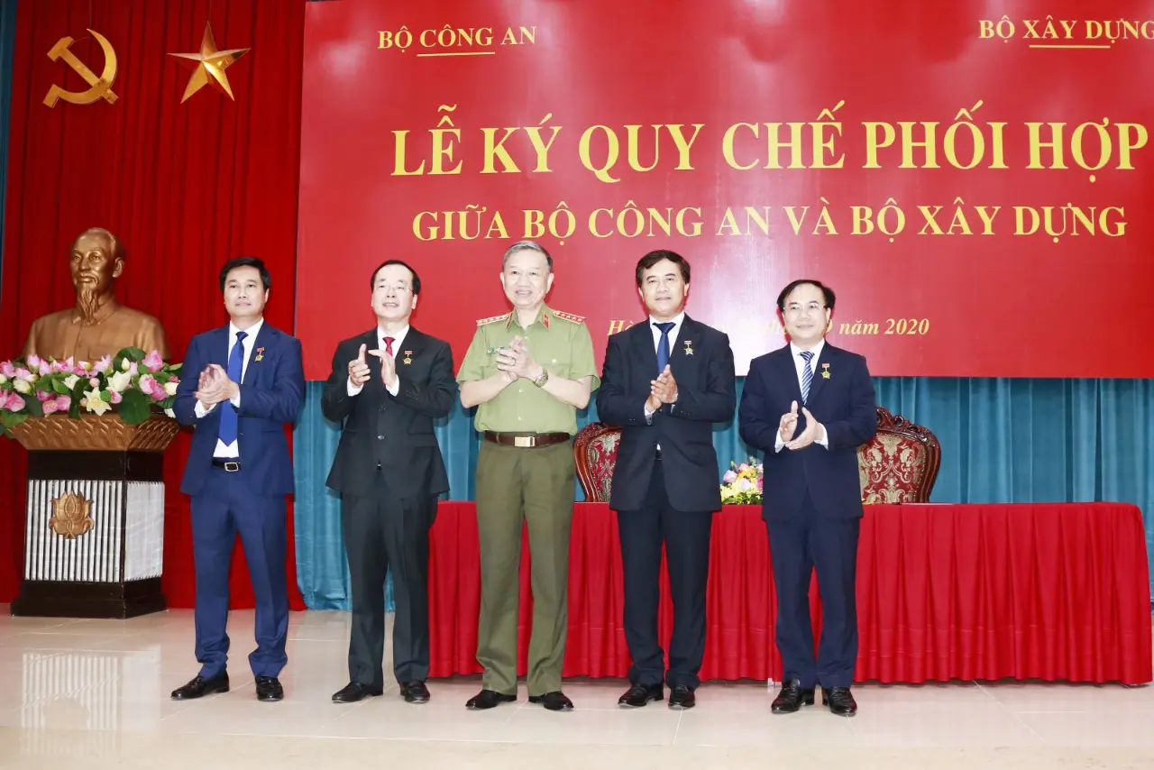 Bộ trưởng Tô Lâm trao tặng Kỷ niệm chương Bảo vệ an ninh Tổ quốc cho Bộ trưởng Phạm Hồng Hà và các lãnh đạo Bộ Xây dựng