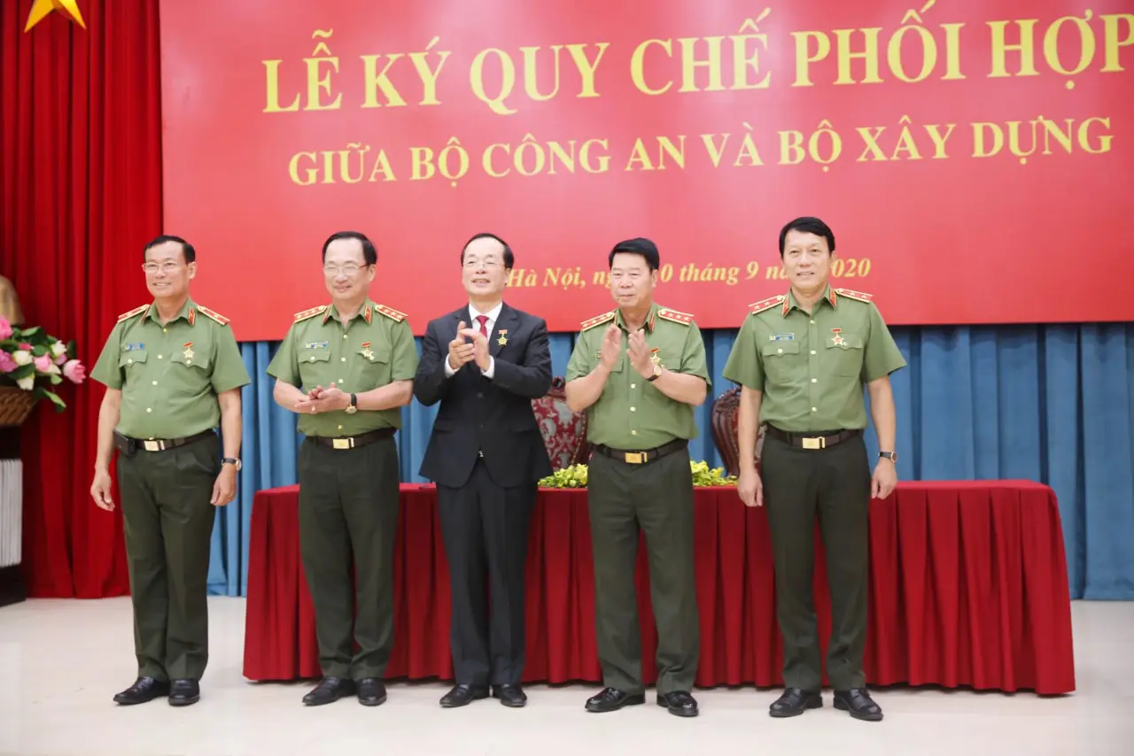 Bộ trưởng Phạm Hồng Hà trao tặng Kỷ niệm chương Vì sự nghiệp Xây dựng cho các lãnh đạo Bộ Công an