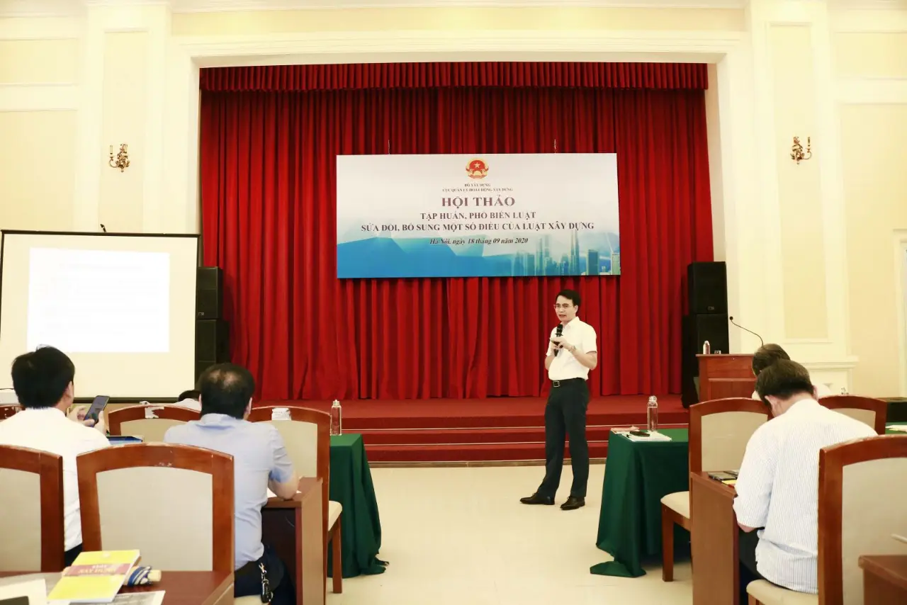 Phó Cục trưởng Cục Quản lý hoạt động xây dựng Bùi Văn Dưỡng giới thiệu Luật Sửa đổi, bổ sung một số điều của Luật Xây dựng tại hội thảo