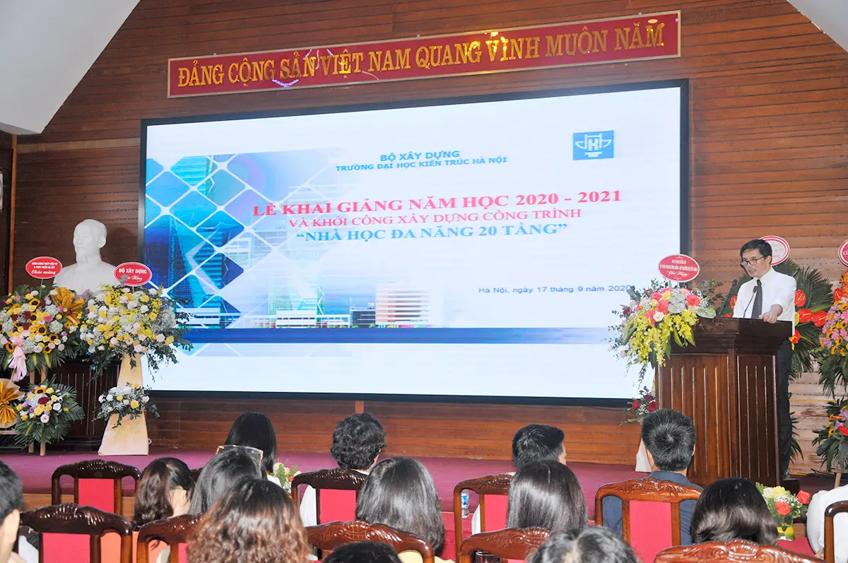 PGS.TS.KTS Lê Quân - Bí thư Đảng ủy, Hiệu trưởng trường Đại học Kiến trúc Hà Nội đã báo cáo tóm tắt năm học 2019-2020 của Nhà trường