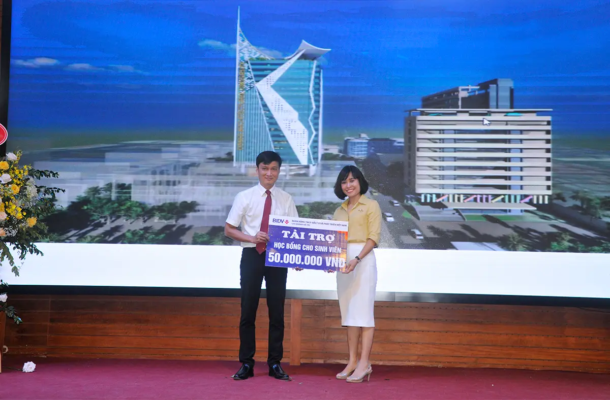 Bà Cao Thị Hồng Nhung - đại diện Ngân hàng BIDV - Chi nhánh Hà Tây đã trao học bổng cho sinh viên Trường