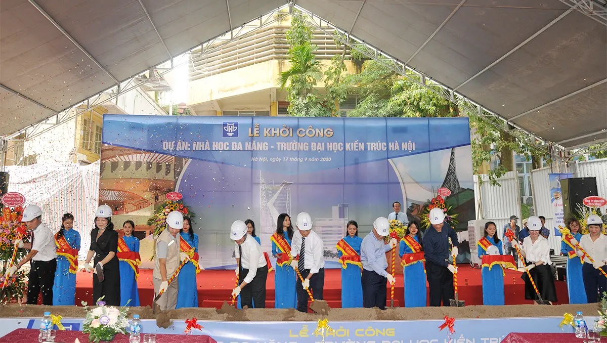 Các đại biểu tiến hành nghi lễ khởi công dự án Nhà học đa năng 20 tầng