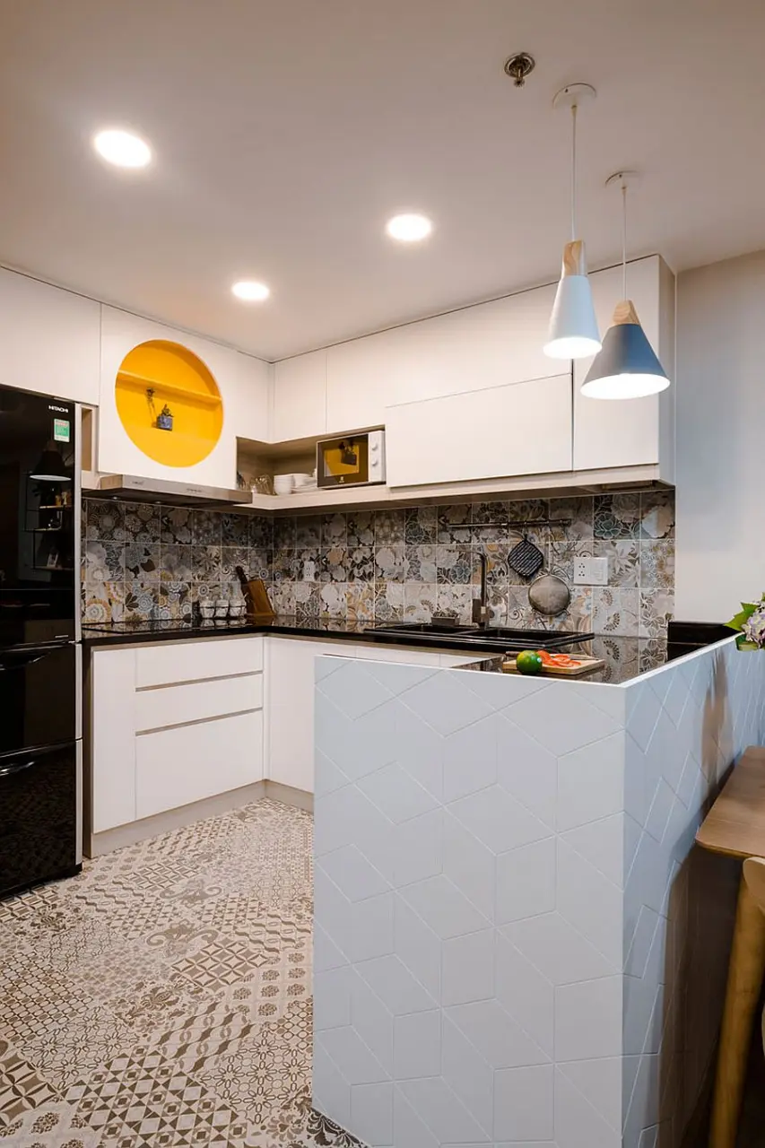Lựa chọn đèn dây với màu sắc tương đồng với màu của tủ bếp