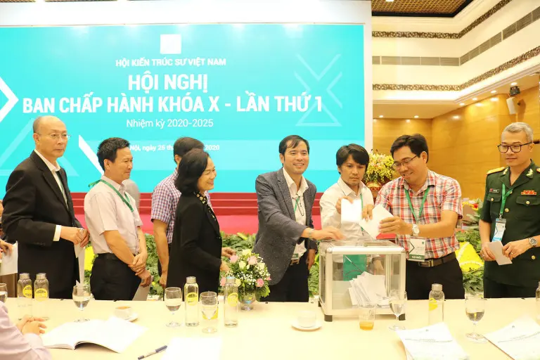 Đại biểu bỏ phiếu bầu Ban chấp hành và Ban kiểm tra nhiệm kỳ mới