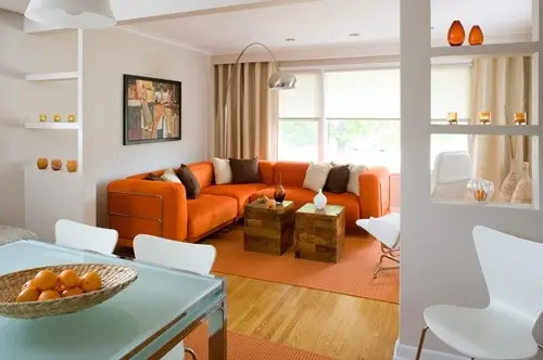 Màu cam khuấy động sự hứng khởi, nhiệt tình và tràn đầy năng lượng. Một bức tường màu cam sẽ kích thích sự suy nghĩ, sáng tạo và những ý tưởng mới. Màu này còn giúp các bà mẹ đang cho con bú có nhiều sữa, trị các bệnh lý liên quan đến hô hấp như: khó thở, thở không đều. Màu cam còn kích thích sự ngon miệng và giảm mệt mỏi. Tuy nhiên, nếu bạn đang ăn kiêng thì tránh trang trí phòng ăn nhiều màu cam.