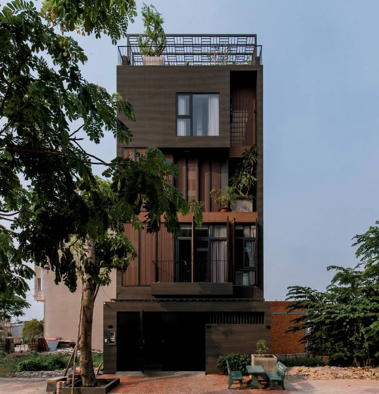 Ngay từ mặt tiền, C-Maison đã chiếm trọn thiện cảm bởi tông màu nâu trầm, mang đến sự mộc mạc mà ấm áp