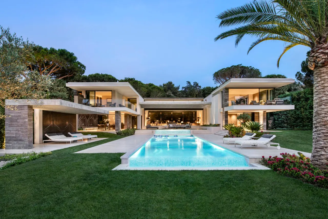 Le Pine House được xây dựng trên địa hình dài và hẹp, dựa lưng vào một rặng thông ở phía Nam