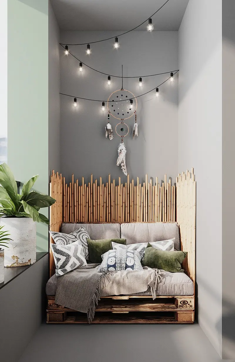 Ghế pallet làm từ gỗ và tre tạo nên một nơi thư giãn thú vị, cạnh ban công