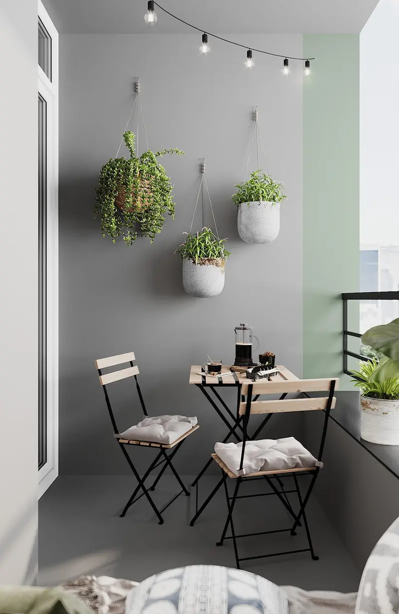 Bộ ba chậu cây treo độc đáo, tạo nên một bối cảnh hấp dẫn đằng sau bộ bàn ghế uống trà