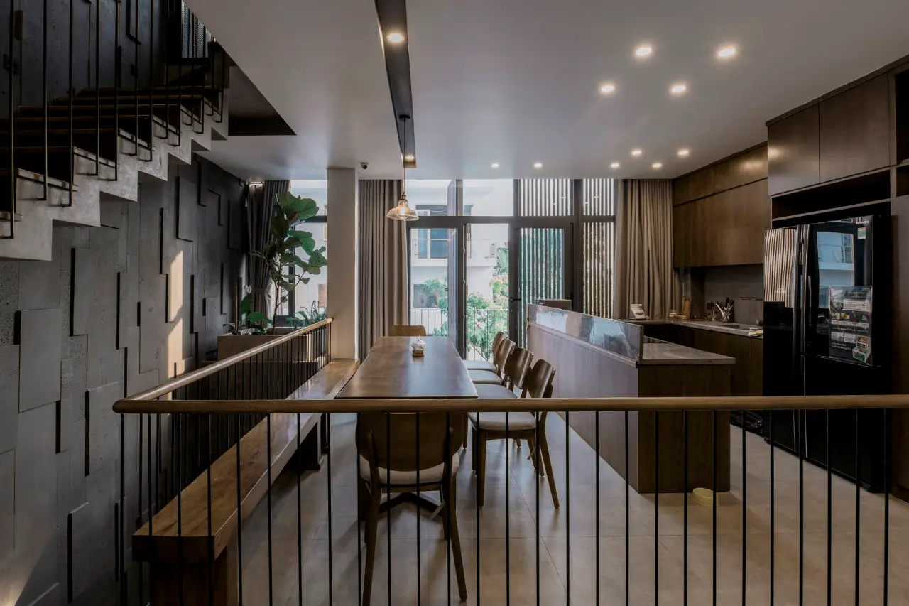 Đối diện phòng khách là phòng ăn + bếp. Đồ nội thất ở không gian này cũng chủ yếu là gỗ để hài hòa với tổng thể chung