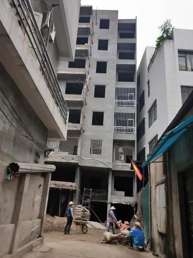 Trong hơn 10 năm qua, nhất là từ năm 2010 đến nay, đã nở rộ tình trạng khoét lõm xây dựng chung cư mini. Trong ảnh: Một "tòa" chung cư mini đang được mọc lên tại phường Xuân Đỉnh, quận Bắc Từ Liêm, TP Hà Nội. Ảnh: Diễn đàn Doanh nghiệp