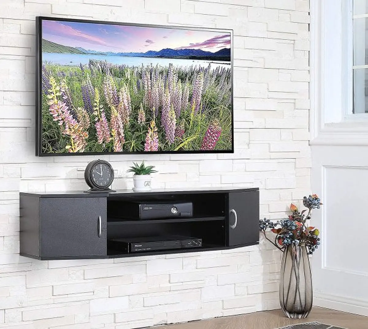 Chiếc tủ nhỏ gọn với 2 kệ đóng và kệ mở, làm tăng khả năng lưu trữ