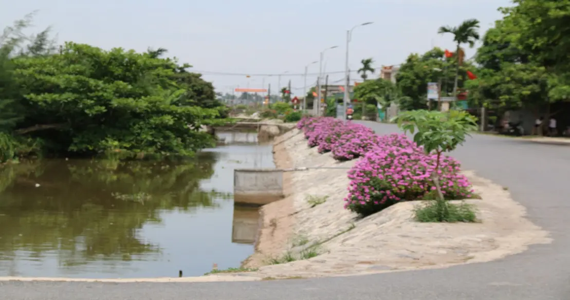 Lưu lượng lớn nhất thực đo và tổng lượng ước tính lũ năm 2000 Ghi chú: -     Số trên là tổng lưu lượng thoát qua tuyến, m3/s; -Số dưới là tổng lượng mùa lũ, tỷ m3; -    Có điều chỉnh theo lưu lượng đồng thời toàn tuyến. 