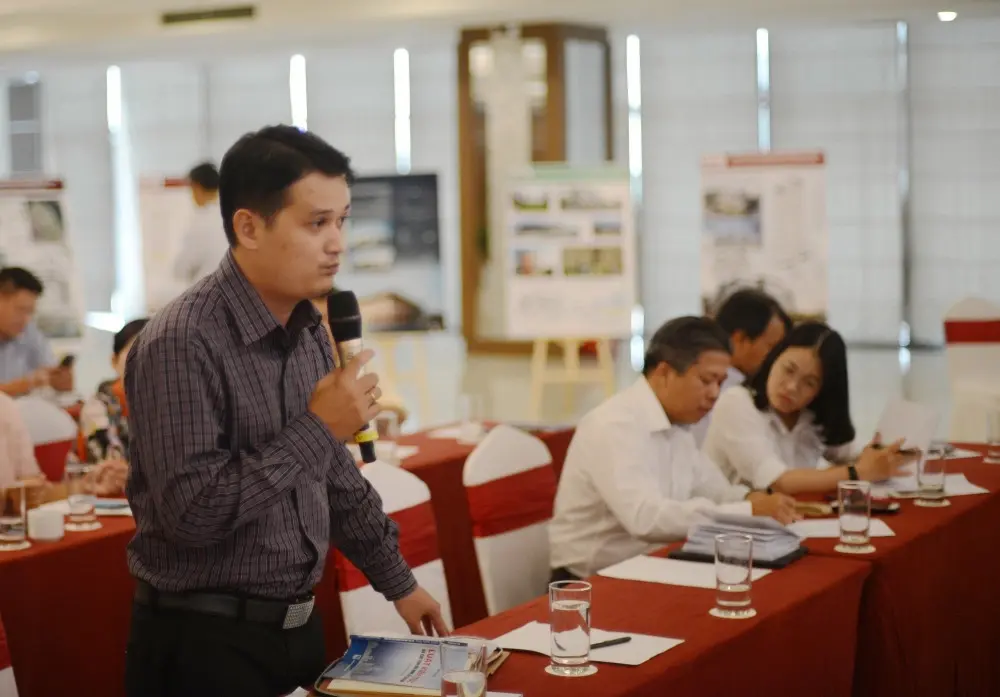 Các đại biểu tham gia tập huấn đặt câu hỏi để hiểu rõ hơn về một số điều trong Luật Kiến trúc