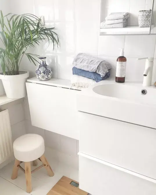 Một chiếc kệ gấp là một giải pháp hoàn hảo cho những phòng tắm nhỏ không có chỗ đựng đồ hoặc bàn trang điểm. Chiếc kệ tối giản này có thể gấp lại và cất đi khi không sử dụng, giúp lưu lại những đồ dùng quý giá của bạn. Chiếc kệ như một bàn trang điểm gấp, bàn ủi hoặc bất kỳ bề mặt nào mà bạn không cần hàng ngày.