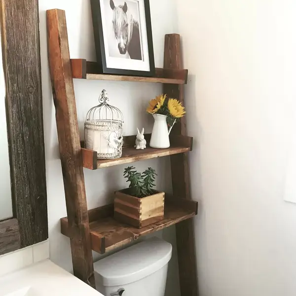Chỉ vì bạn không có phòng tắm rộng không có nghĩa là bạn không thể lắp một chiếc kệ đứng. Chiếc kệ nghiêng trên bồn cầu này rất mộc mạc, đẹp mắt và thiết thực. 