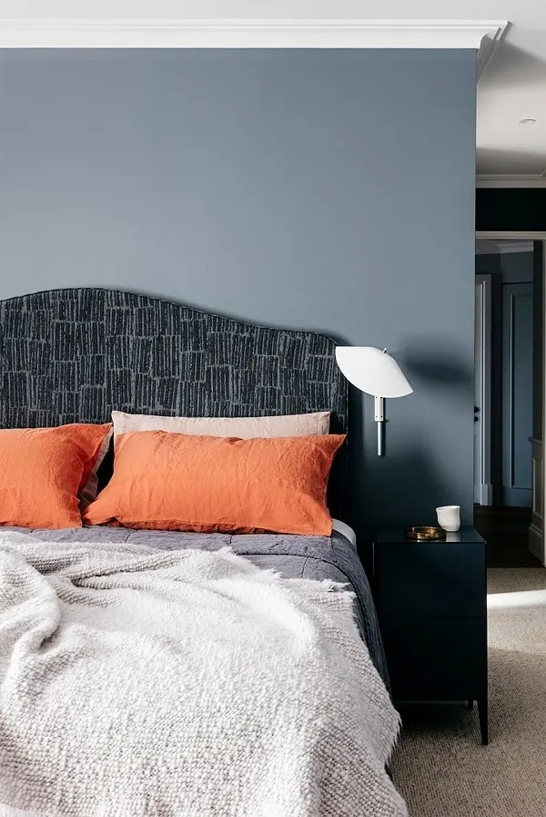 Màu cam cháy là một sự kết hợp hài hòa của ánh đỏ trầm ấm với sắc cam và nâu đất. Cam cháy thuộc gam màu trầm hơi tối. Chỉ cần lấy vỏ gối màu cam chay là đã mang không khí mùa Thu vào phòng ngủ rồi.