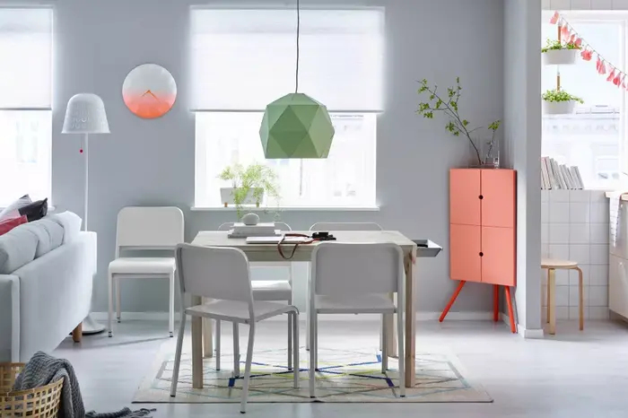 Chiếc tủ màu hồng dễ thương này để vừa khít các góc nhỏ hẹp trong nhà