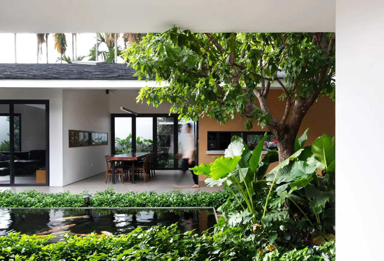Đồng thời, cách bố trí tường lệch nhau tạo ra các không gian sân chung lớn nhỏ đa dạng dưới một mái dốc, không có vách ngăn với sân vườn, ánh sáng mặt trời, cây xanh