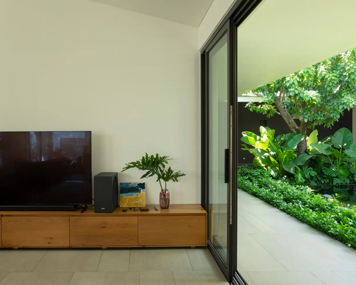 Các không gian riêng này đều mở ra các góc vườn riêng phía sau, tạo ra một không gian sống hài hòa với thiên nhiên