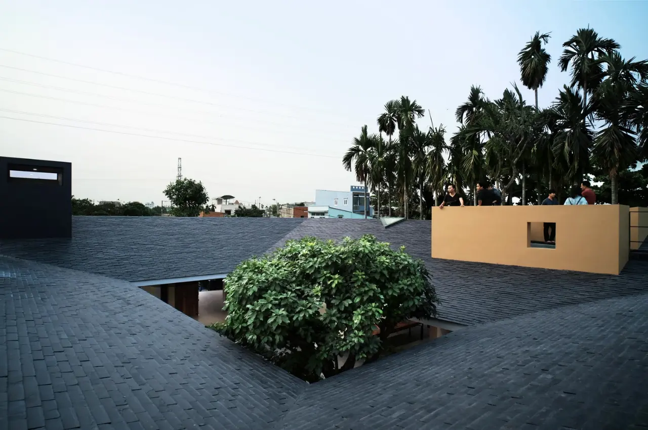 Tọa lạc ở ngoại ô TP HCM, Hoc Mon House là ngôi nhà của một gia đình 3 thế hệ