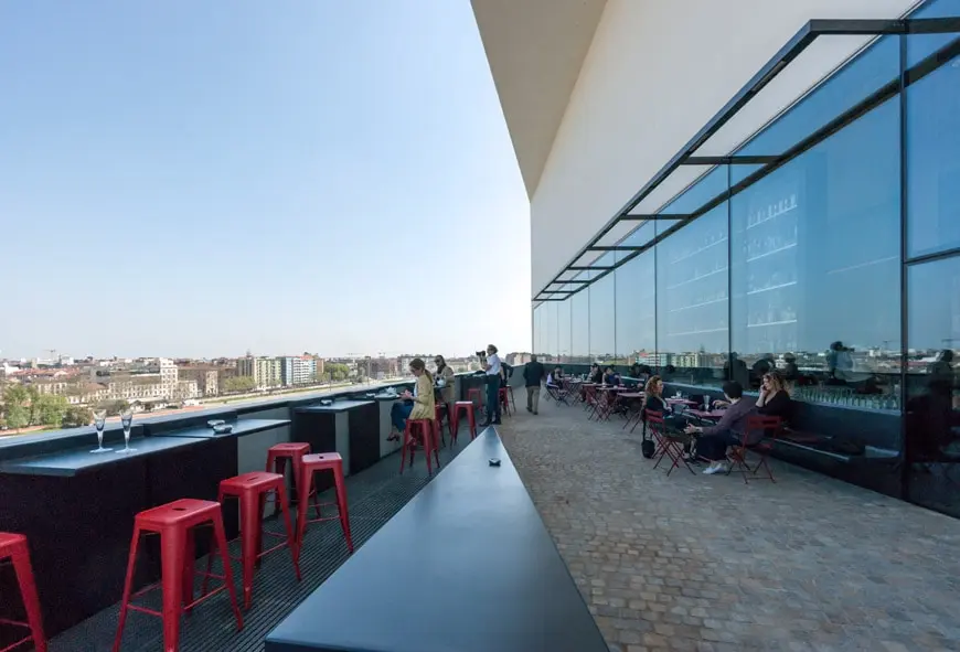 Tòa nhà này cao 60m có 6 không gian triển lãm lớn, một nhà hàng, một quán bar và một sân thượng toàn cảnh xếp chồng lên nhau trên 9 cấp độ