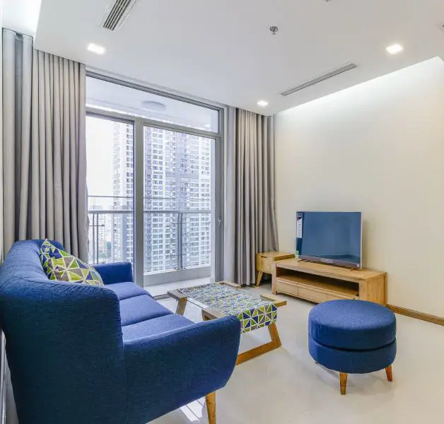 Thiết kế nội thất phòng khách mang phong cách hiện đại với rèm cửa màu sáng