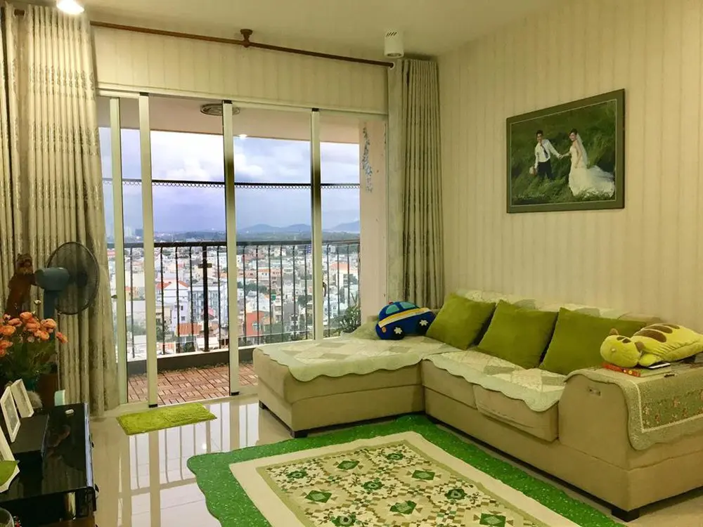 Màu sắc của rèm cửa đồng điệu với màu sắc của các món đồ nội thất mang lại sự nhất quán trong tổng thể trang trí và tính thẩm mỹ cao.