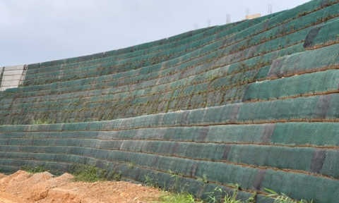 Tường chắn đất cốt địa kỹ thuật: Giải pháp thay thế tường bê tông cốt thép truyền thống