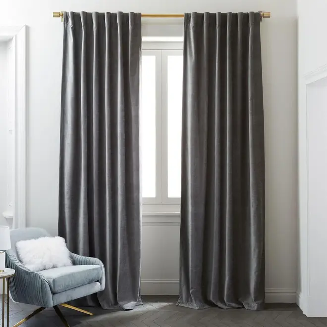 Bạn có thể chọn rèm khuyên nếu muốn ngăn cản ánh nắng vào căn phòng (Nguồn: The Home Depot)