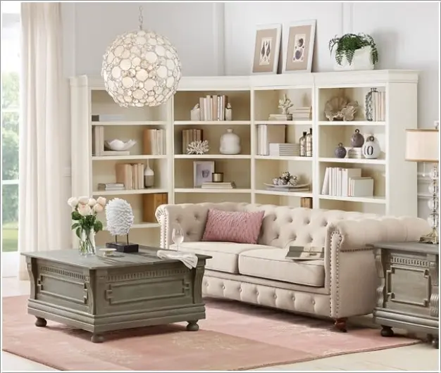 Một chiếc kệ góc phía sau sofa giúp hóa giải góc chết trong phòng khách và có thêm không gian lưu trữ