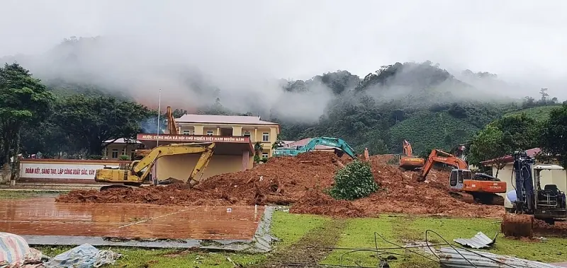 Hiện trường vụ sạt lở đất nghiêm trọng xảy ra vào rạng sáng 18/10, ngay gần đơn vị Đoàn Kinh tế - Quốc phòng 337 (Quân khu 4) trên địa bàn huyện Hướng Hóa, tỉnh Quảng Trị khiến hơn 20 cán bộ, chiến sĩ bị vùi lấp