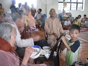 Bão về, bà con phải ở nhờ các công sở, trường học...