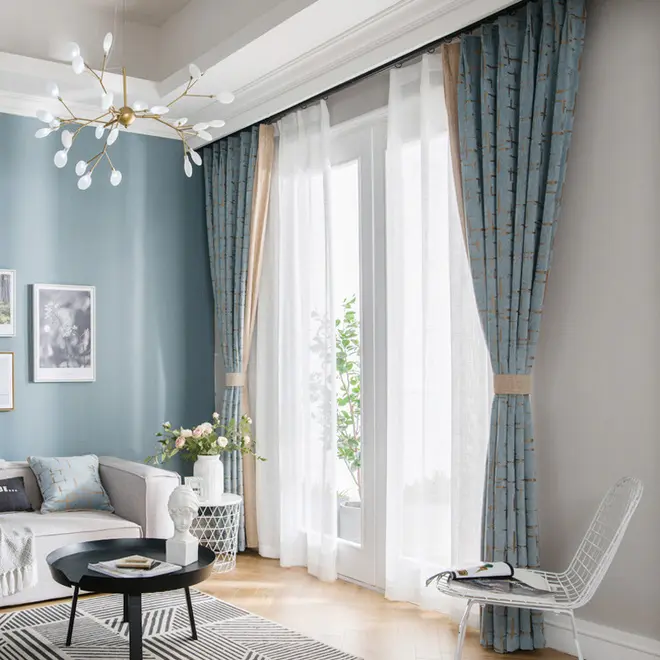 Nếu nội thất có màu trơn, bạn nên chọn rèm có họa tiết (Nguồn: My Curtain Decor)