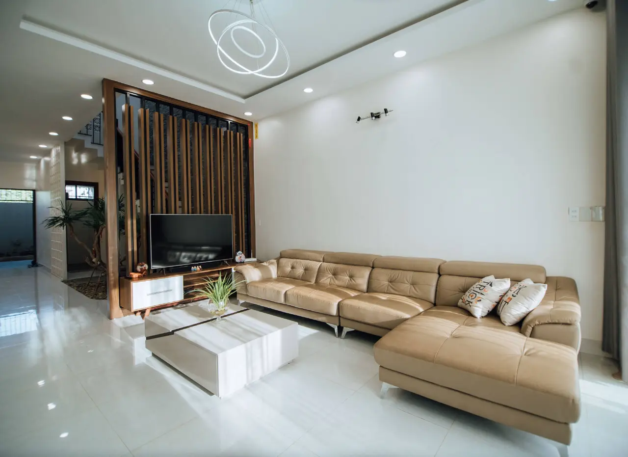 Nội thất phòng khách đơn giản với tông màu sáng, nhẹ nhàng