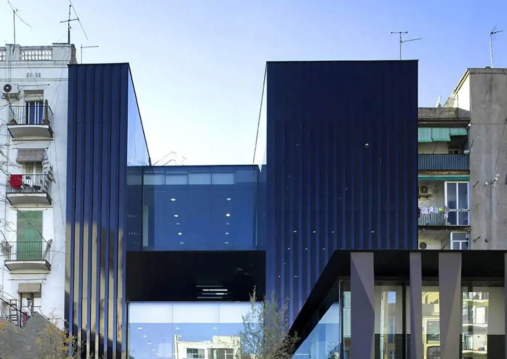 Sant Antoni – Joan Oliver Library, Senior Citizens Center and Cándida Pérez Gardens (Barcelona, Spain 2007). Ảnh: Eugeni Pons