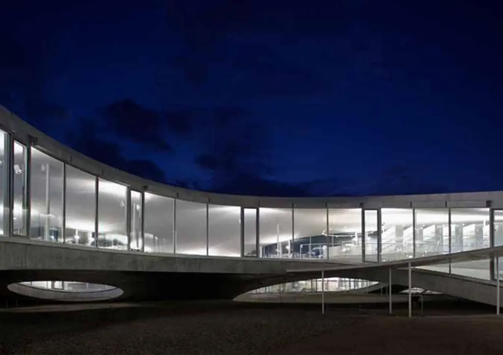 The Rolex Learning Center, Ecole Polytechnique Federale (Lausanne, Switzerland 2009). (Ảnh: Hisao Suzuki)