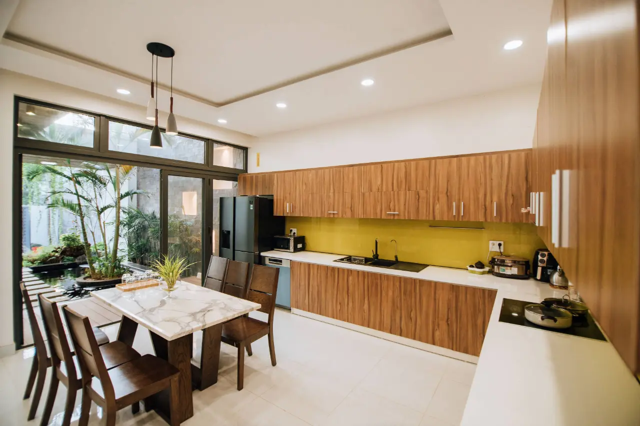 Phòng khách tràn ngập ánh sáng nhờ hệ cửa kính lớn hướng ra phía hồ cá Koi