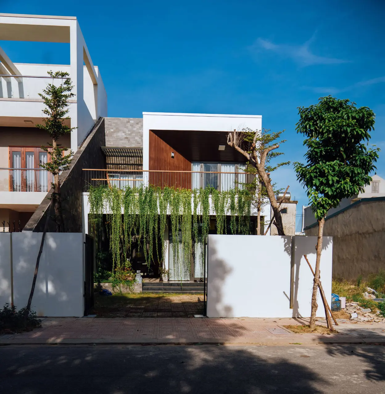 Mặt tiền công trình hứng trọn nắng hướng Tây và cái nóng gắt của mảnh đất gió Lào cát trắng
