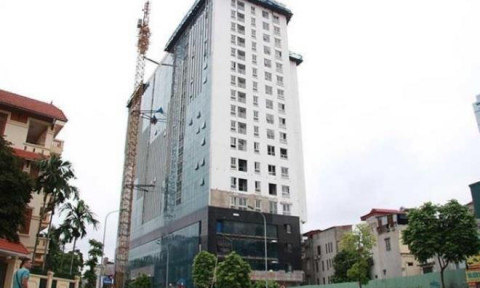 Phá dỡ xong tầng 18 tòa nhà 8B Lê Trực