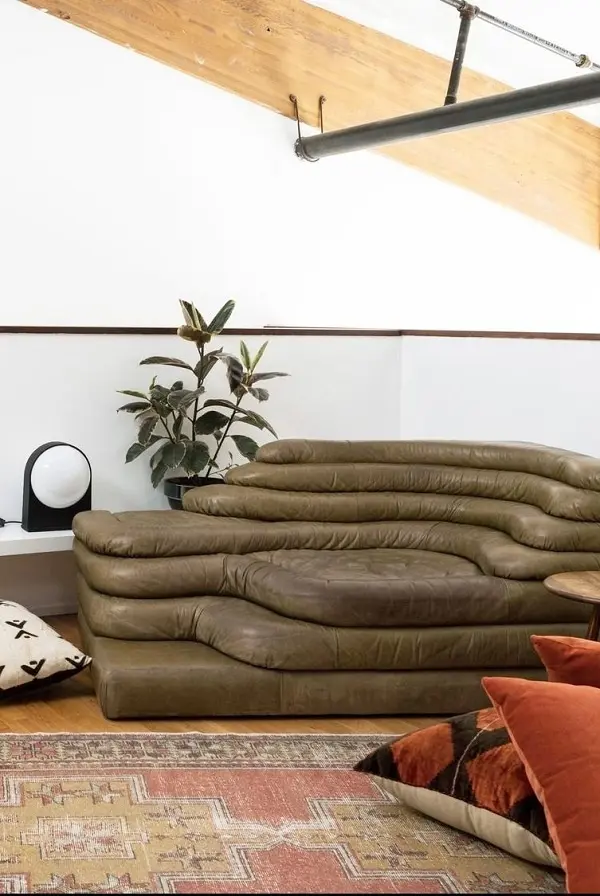Chiếc ghế sofa và đệm sàn cũng tạo nên góc đọc sách cực hay cho bạn rồi!