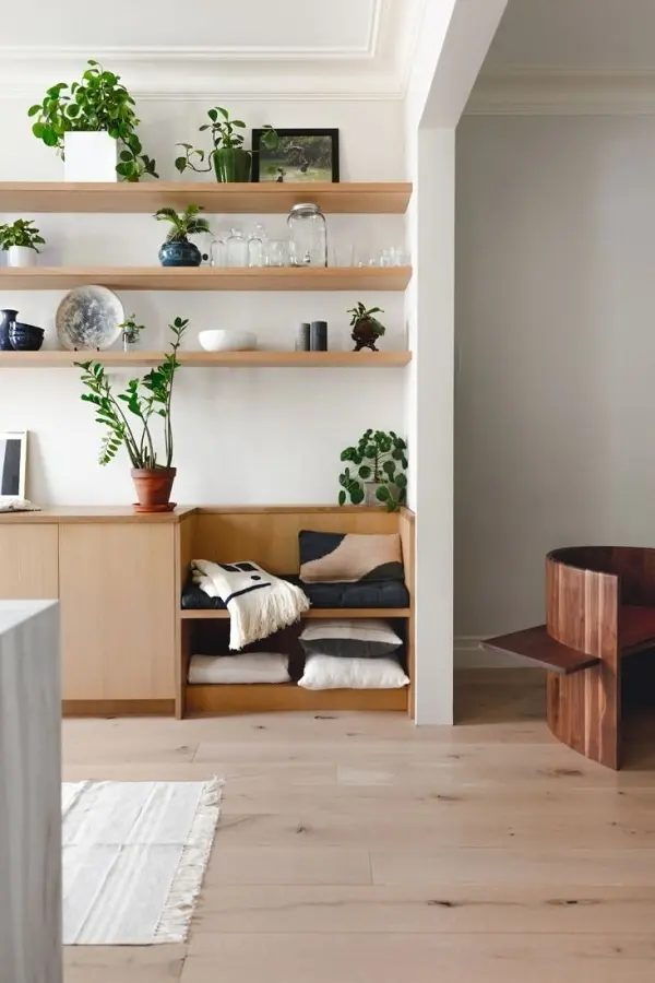 Với những ai thích đọc sách thì những mẫu thiết kế tích hợp góc đọc sách với kệ để đồ luôn là giải pháp tuyệt vời, đặc biệt là trong những căn hộ nhỏ.