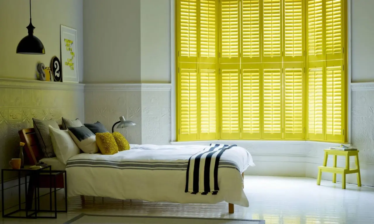 Tạo điểm nhấn không gian với mẫu cửa chớp sơn vàng độc đáo
