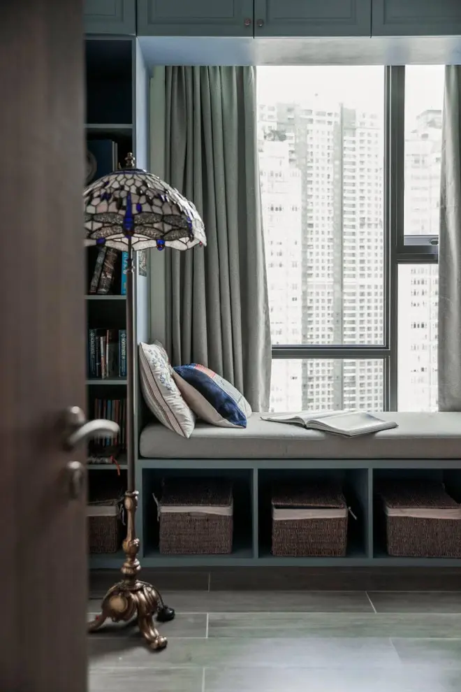 Phòng đọc sách có view hướng ra bờ sông nên rất thư giãn