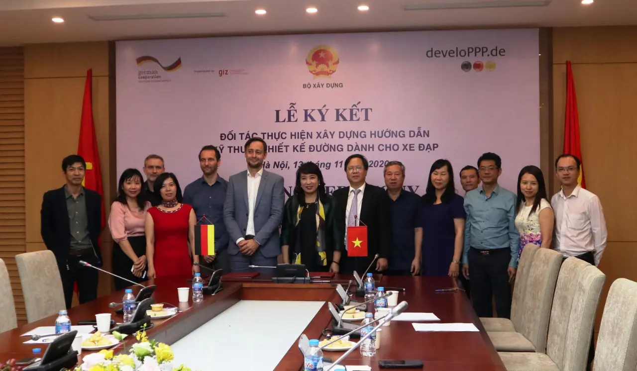 Các đại biểu chụp ảnh lưu niệm