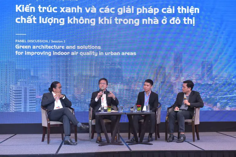 Diễn giả tại tọa đàm (Từ trái sang phải) KTS. Trần Công Đức – Giám đốc Công ty GMP Asia-Pacific Ông Kei Taniguchi – Giám đốc điều hành Panasonic Air-conditioning Việt Nam Ông Nguyễn Duy Phước – Trưởng phòng Thiết kế Công ty Panasonic Air Conditiong Việt Nam ThS. KS. Đỗ Hữu Nhật Quang – Giám đốc Công ty tư vấn xanh Greenviet, Phó Chủ nhiệm CLB Kiến trúc xanh TP Hồ Chí Minh